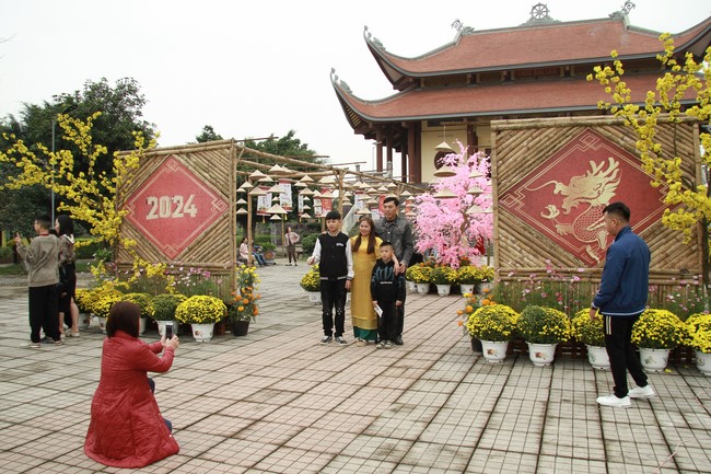 Chùa Giai Lam – Hà Tĩnh: Chùm ảnh “Đón giao thừa và nhận Lộc lì xì đầu năm mới”