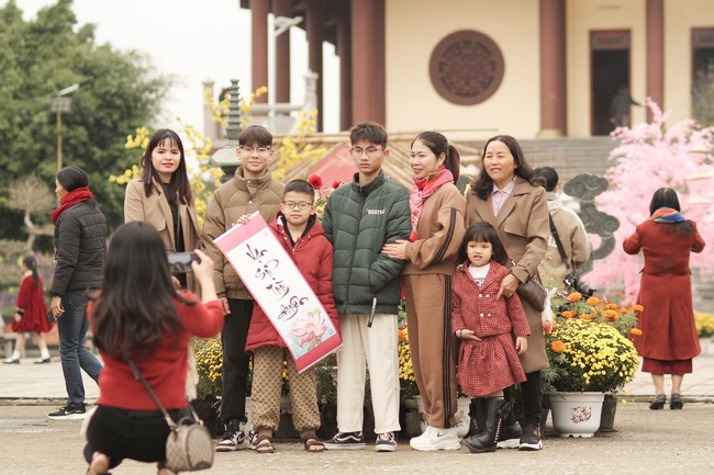 Chùa Giai Lam – Hà Tĩnh: Chùm ảnh “Đón giao thừa và nhận Lộc lì xì đầu năm mới”