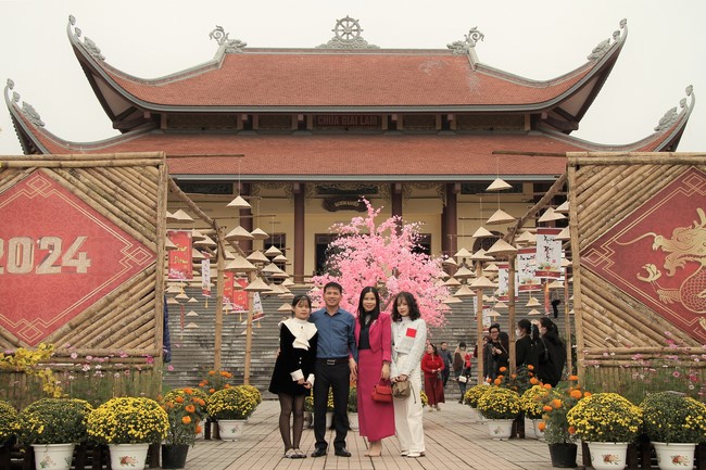 Chùa Giai Lam – Hà Tĩnh: Chùm ảnh “Đón giao thừa và nhận Lộc lì xì đầu năm mới”