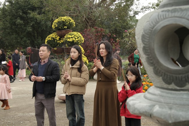 Chùa Giai Lam – Hà Tĩnh: Chùm ảnh “Đón giao thừa và nhận Lộc lì xì đầu năm mới”