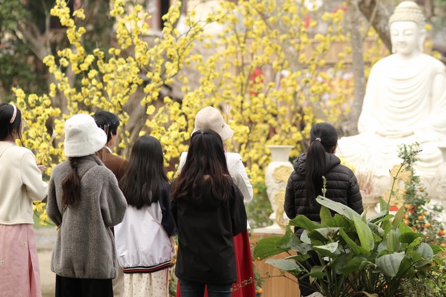 Chùa Giai Lam – Hà Tĩnh: Chùm ảnh “Đón giao thừa và nhận Lộc lì xì đầu năm mới”