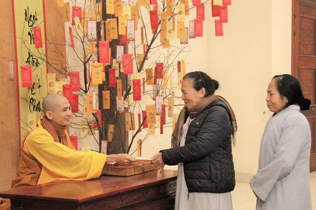 Chùa Giai Lam – Hà Tĩnh: Chùm ảnh “Đón giao thừa và nhận Lộc lì xì đầu năm mới”