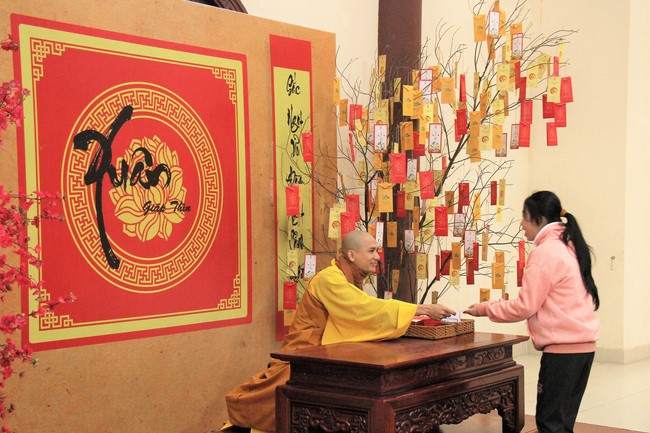 Chùa Giai Lam – Hà Tĩnh: Chùm ảnh “Đón giao thừa và nhận Lộc lì xì đầu năm mới”