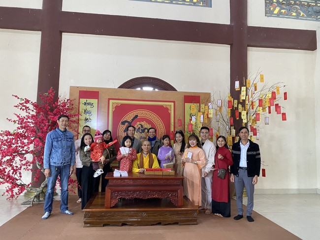 Chùa Giai Lam – Hà Tĩnh: Chùm ảnh “Đón giao thừa và nhận Lộc lì xì đầu năm mới”