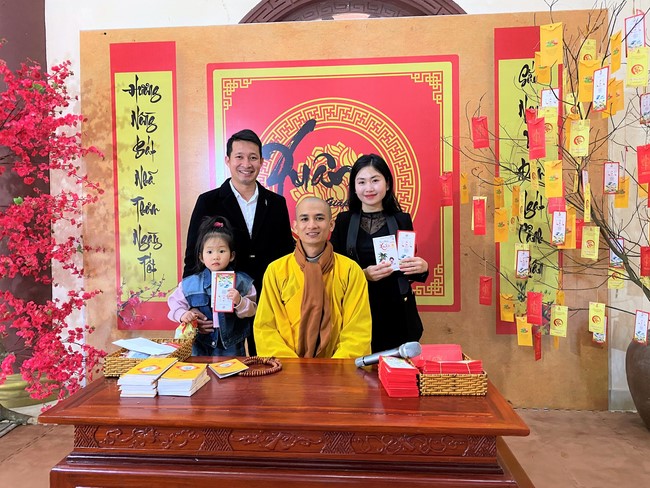 Chùa Giai Lam – Hà Tĩnh: Chùm ảnh “Đón giao thừa và nhận Lộc lì xì đầu năm mới”