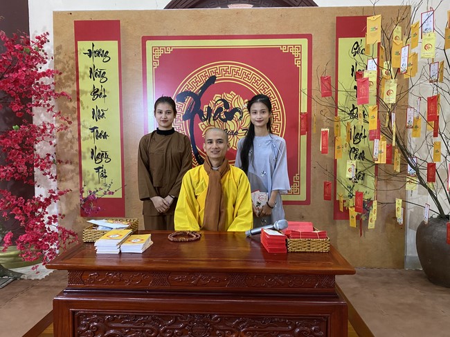 Chùa Giai Lam – Hà Tĩnh: Chùm ảnh “Đón giao thừa và nhận Lộc lì xì đầu năm mới”