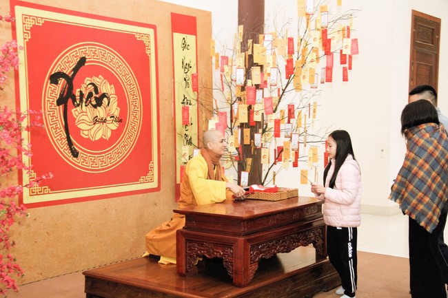 Chùa Giai Lam – Hà Tĩnh: Chùm ảnh “Đón giao thừa và nhận Lộc lì xì đầu năm mới”