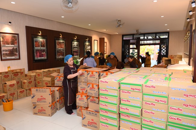 Trao quà tết cho các hộ gia đình có hoàn cảnh khó khăn đón xuân Giáp Thìn trong địa bàn huyện Hóc Môn.