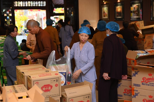 Trao quà tết cho các hộ gia đình có hoàn cảnh khó khăn đón xuân Giáp Thìn trong địa bàn huyện Hóc Môn.