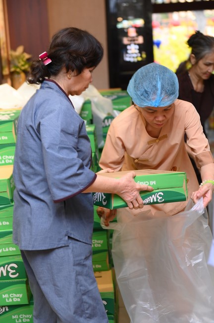 Trao quà tết cho các hộ gia đình có hoàn cảnh khó khăn đón xuân Giáp Thìn trong địa bàn huyện Hóc Môn.