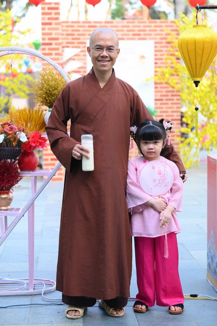 Trao quà tết cho các hộ gia đình có hoàn cảnh khó khăn đón xuân Giáp Thìn trong địa bàn huyện Hóc Môn.