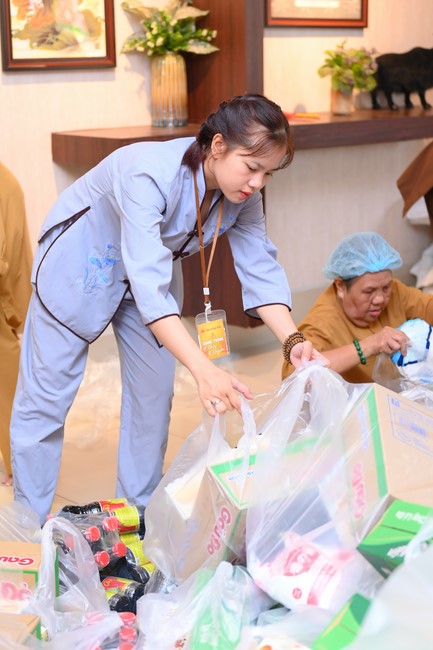 Trao quà tết cho các hộ gia đình có hoàn cảnh khó khăn đón xuân Giáp Thìn trong địa bàn huyện Hóc Môn.