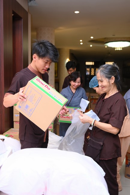 Trao quà tết cho các hộ gia đình có hoàn cảnh khó khăn đón xuân Giáp Thìn trong địa bàn huyện Hóc Môn.