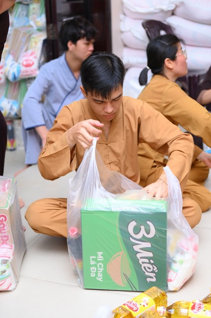 Trao quà tết cho các hộ gia đình có hoàn cảnh khó khăn đón xuân Giáp Thìn trong địa bàn huyện Hóc Môn.