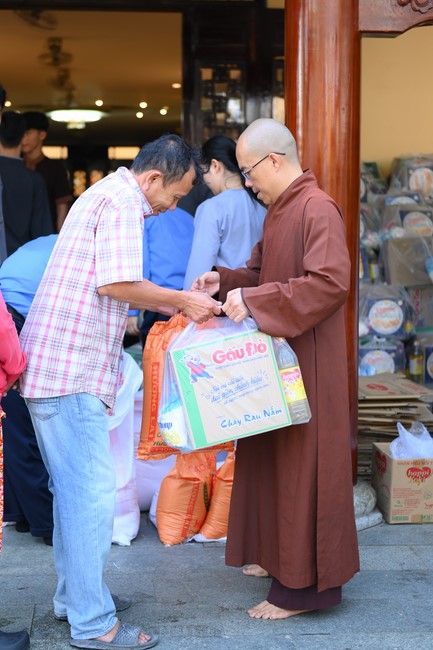 Trao quà tết cho các hộ gia đình có hoàn cảnh khó khăn đón xuân Giáp Thìn trong địa bàn huyện Hóc Môn.