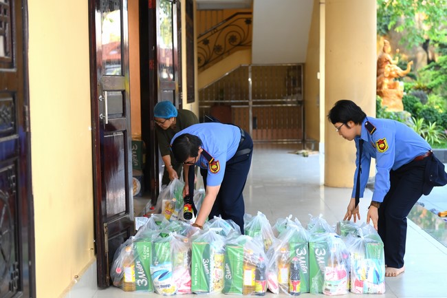 Trao quà tết cho các hộ gia đình có hoàn cảnh khó khăn đón xuân Giáp Thìn trong địa bàn huyện Hóc Môn.