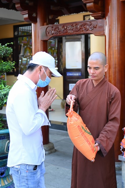 Trao quà tết cho các hộ gia đình có hoàn cảnh khó khăn đón xuân Giáp Thìn trong địa bàn huyện Hóc Môn.