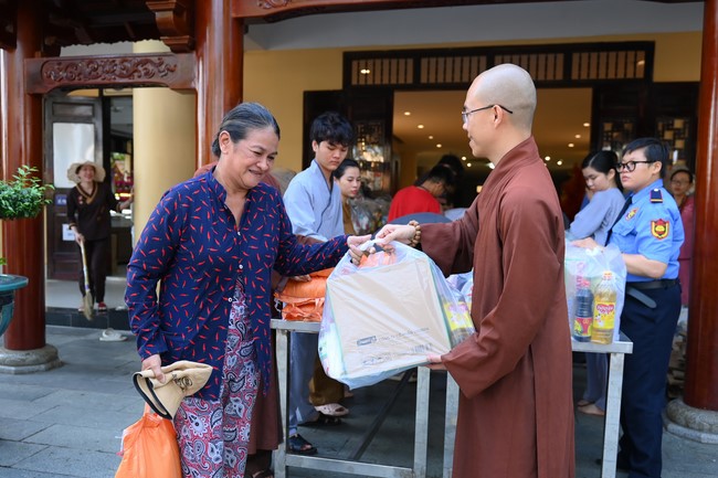 Trao quà tết cho các hộ gia đình có hoàn cảnh khó khăn đón xuân Giáp Thìn trong địa bàn huyện Hóc Môn.