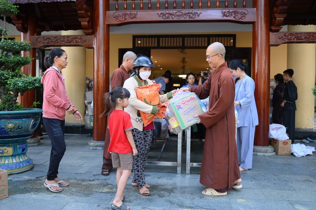 Trao quà tết cho các hộ gia đình có hoàn cảnh khó khăn đón xuân Giáp Thìn trong địa bàn huyện Hóc Môn.