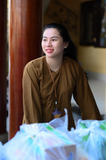 Trao quà tết cho các hộ gia đình có hoàn cảnh khó khăn đón xuân Giáp Thìn trong địa bàn huyện Hóc Môn.