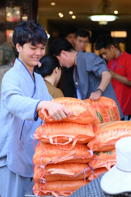 Trao quà tết cho các hộ gia đình có hoàn cảnh khó khăn đón xuân Giáp Thìn trong địa bàn huyện Hóc Môn.