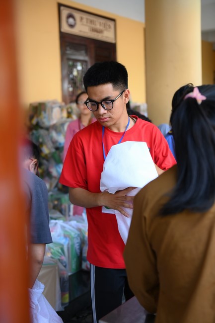 Trao quà tết cho các hộ gia đình có hoàn cảnh khó khăn đón xuân Giáp Thìn trong địa bàn huyện Hóc Môn.