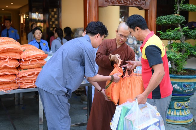 Trao quà tết cho các hộ gia đình có hoàn cảnh khó khăn đón xuân Giáp Thìn trong địa bàn huyện Hóc Môn.