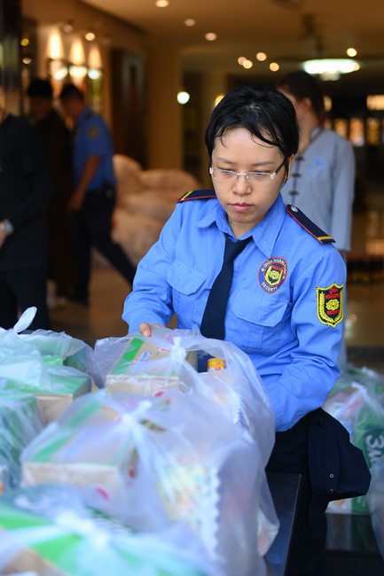 Trao quà tết cho các hộ gia đình có hoàn cảnh khó khăn đón xuân Giáp Thìn trong địa bàn huyện Hóc Môn.