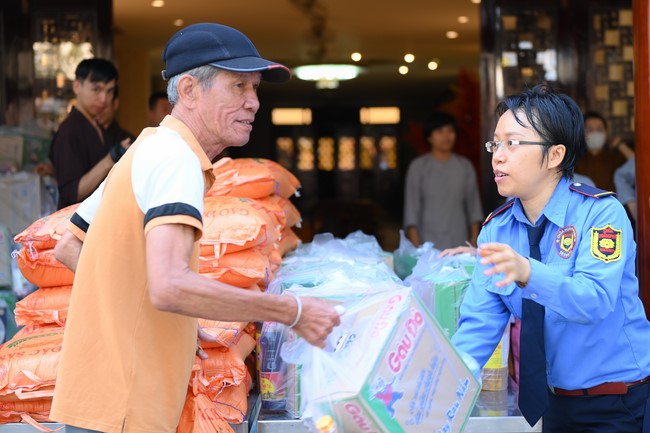 Trao quà tết cho các hộ gia đình có hoàn cảnh khó khăn đón xuân Giáp Thìn trong địa bàn huyện Hóc Môn.