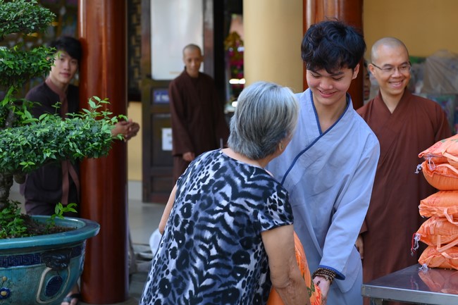 Trao quà tết cho các hộ gia đình có hoàn cảnh khó khăn đón xuân Giáp Thìn trong địa bàn huyện Hóc Môn.