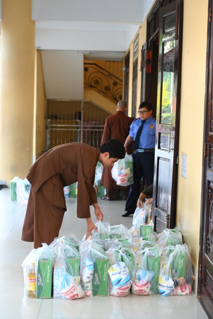 Trao quà tết cho các hộ gia đình có hoàn cảnh khó khăn đón xuân Giáp Thìn trong địa bàn huyện Hóc Môn.