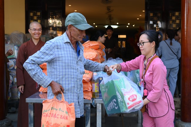 Trao quà tết cho các hộ gia đình có hoàn cảnh khó khăn đón xuân Giáp Thìn trong địa bàn huyện Hóc Môn.