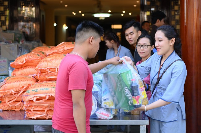 Trao quà tết cho các hộ gia đình có hoàn cảnh khó khăn đón xuân Giáp Thìn trong địa bàn huyện Hóc Môn.