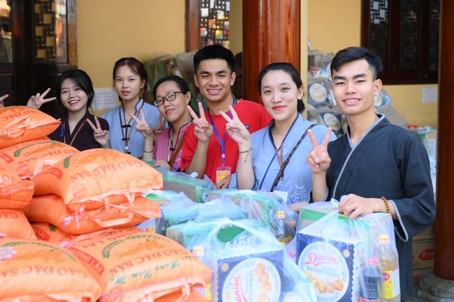 Trao quà tết cho các hộ gia đình có hoàn cảnh khó khăn đón xuân Giáp Thìn trong địa bàn huyện Hóc Môn.