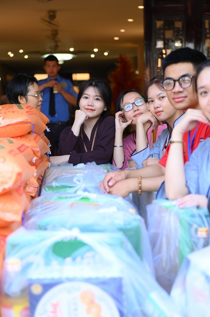 Trao quà tết cho các hộ gia đình có hoàn cảnh khó khăn đón xuân Giáp Thìn trong địa bàn huyện Hóc Môn.