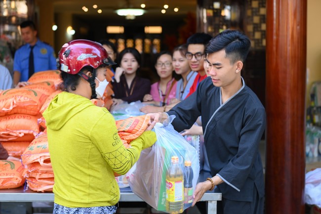 Trao quà tết cho các hộ gia đình có hoàn cảnh khó khăn đón xuân Giáp Thìn trong địa bàn huyện Hóc Môn.