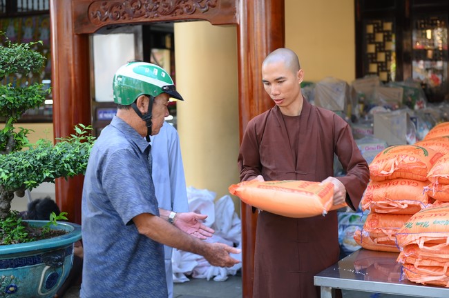 Trao quà tết cho các hộ gia đình có hoàn cảnh khó khăn đón xuân Giáp Thìn trong địa bàn huyện Hóc Môn.