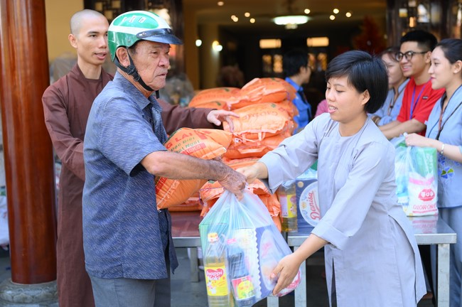 Trao quà tết cho các hộ gia đình có hoàn cảnh khó khăn đón xuân Giáp Thìn trong địa bàn huyện Hóc Môn.
