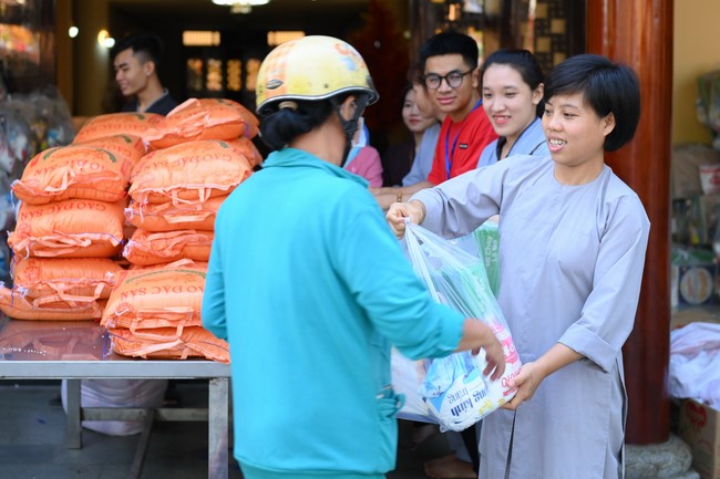 Trao quà tết cho các hộ gia đình có hoàn cảnh khó khăn đón xuân Giáp Thìn trong địa bàn huyện Hóc Môn.