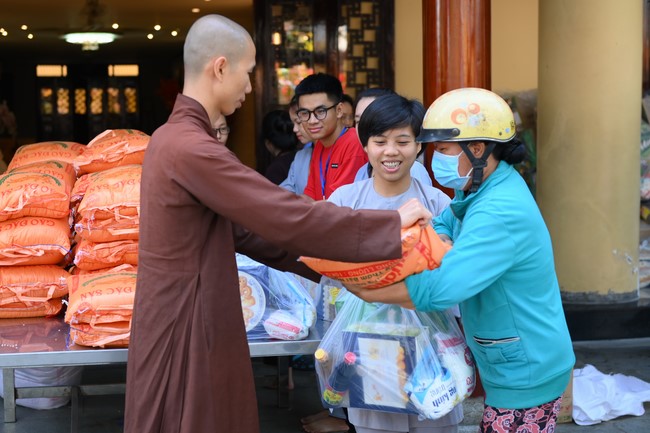 Trao quà tết cho các hộ gia đình có hoàn cảnh khó khăn đón xuân Giáp Thìn trong địa bàn huyện Hóc Môn.