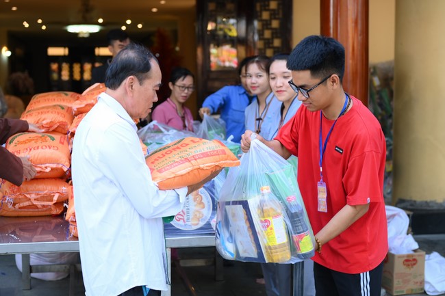 Trao quà tết cho các hộ gia đình có hoàn cảnh khó khăn đón xuân Giáp Thìn trong địa bàn huyện Hóc Môn.