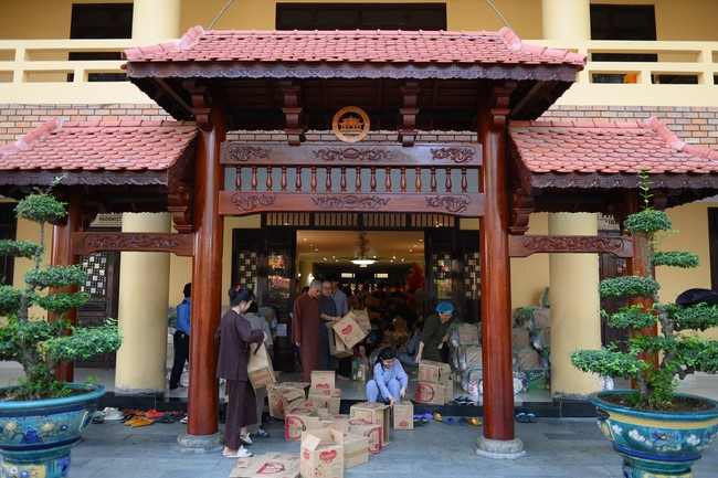 Trao quà tết cho các hộ gia đình có hoàn cảnh khó khăn đón xuân Giáp Thìn trong địa bàn huyện Hóc Môn.