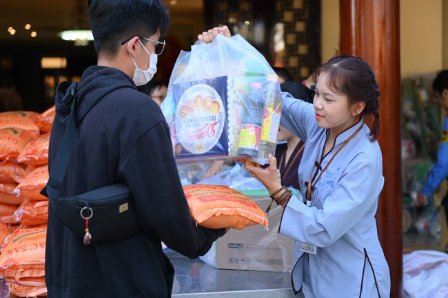 Trao quà tết cho các hộ gia đình có hoàn cảnh khó khăn đón xuân Giáp Thìn trong địa bàn huyện Hóc Môn.
