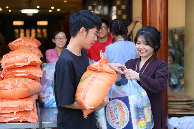 Trao quà tết cho các hộ gia đình có hoàn cảnh khó khăn đón xuân Giáp Thìn trong địa bàn huyện Hóc Môn.