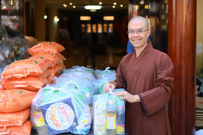 Trao quà tết cho các hộ gia đình có hoàn cảnh khó khăn đón xuân Giáp Thìn trong địa bàn huyện Hóc Môn.