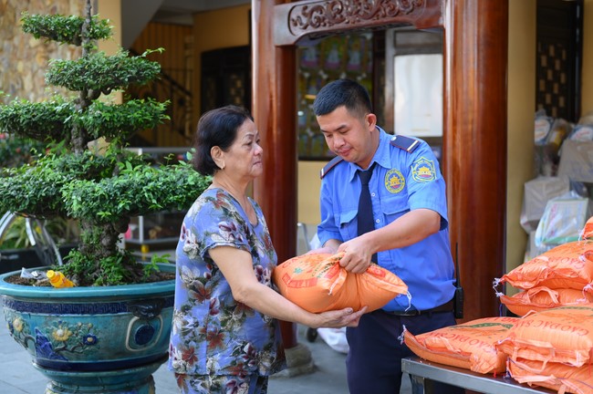 Trao quà tết cho các hộ gia đình có hoàn cảnh khó khăn đón xuân Giáp Thìn trong địa bàn huyện Hóc Môn.