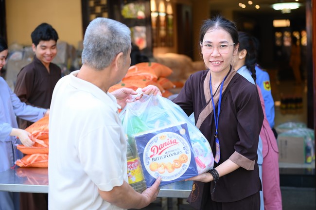 Trao quà tết cho các hộ gia đình có hoàn cảnh khó khăn đón xuân Giáp Thìn trong địa bàn huyện Hóc Môn.