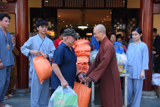 Trao quà tết cho các hộ gia đình có hoàn cảnh khó khăn đón xuân Giáp Thìn trong địa bàn huyện Hóc Môn.