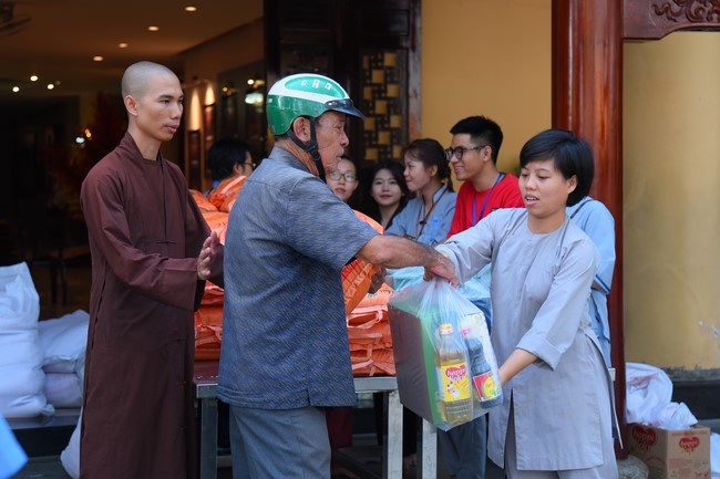 Trao quà tết cho các hộ gia đình có hoàn cảnh khó khăn đón xuân Giáp Thìn trong địa bàn huyện Hóc Môn.