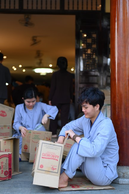 Trao quà tết cho các hộ gia đình có hoàn cảnh khó khăn đón xuân Giáp Thìn trong địa bàn huyện Hóc Môn.